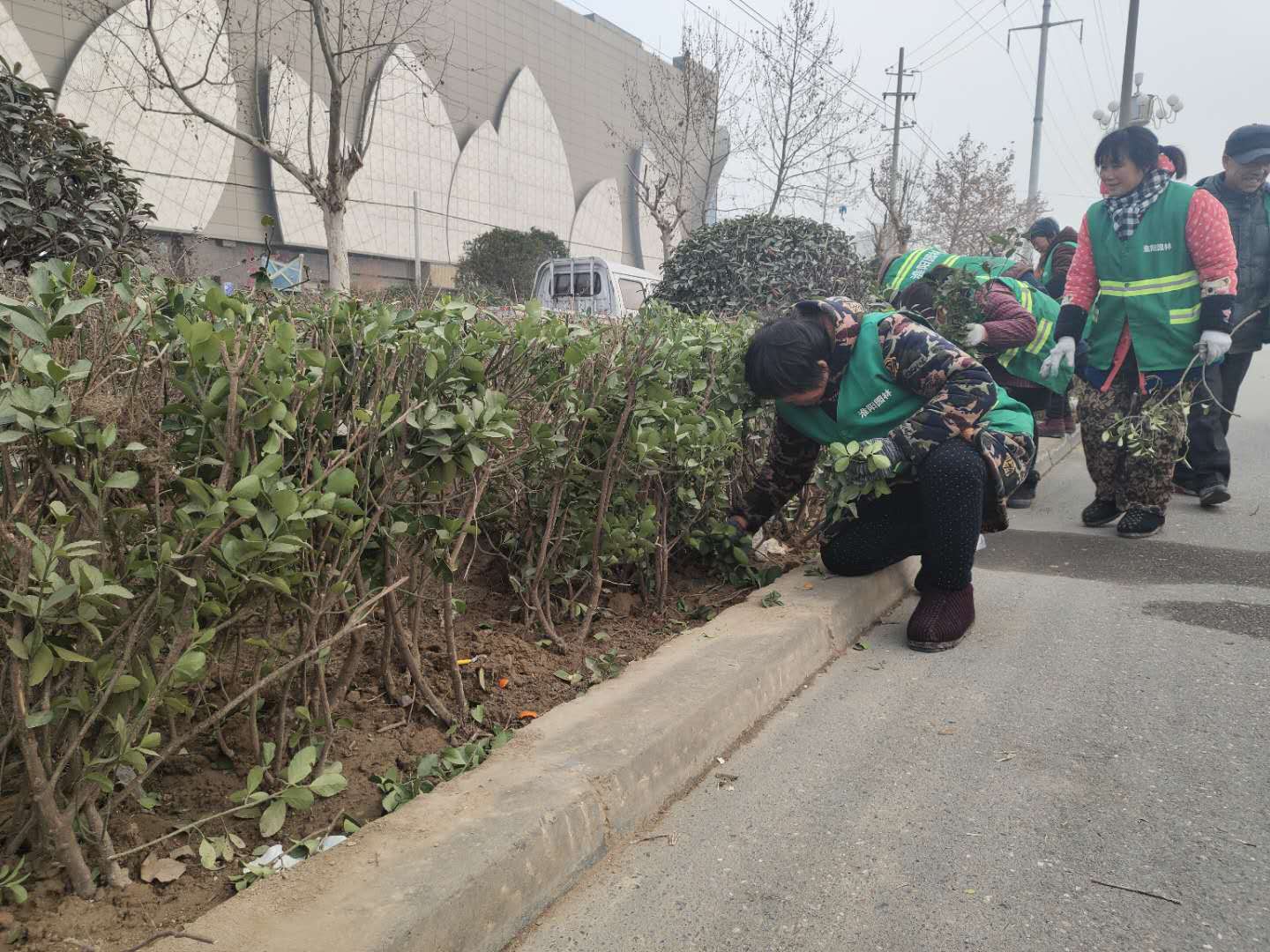 单膝跪地，看到眼都湿润了