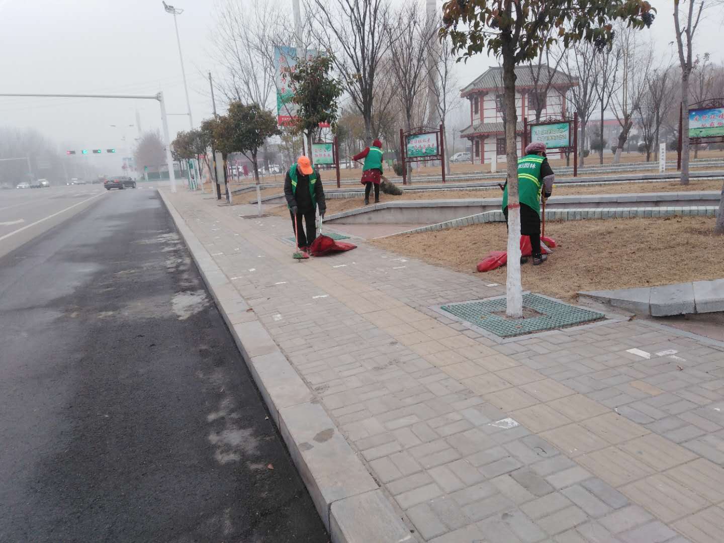 为了给大家一个美好环境，他们起早摸黑