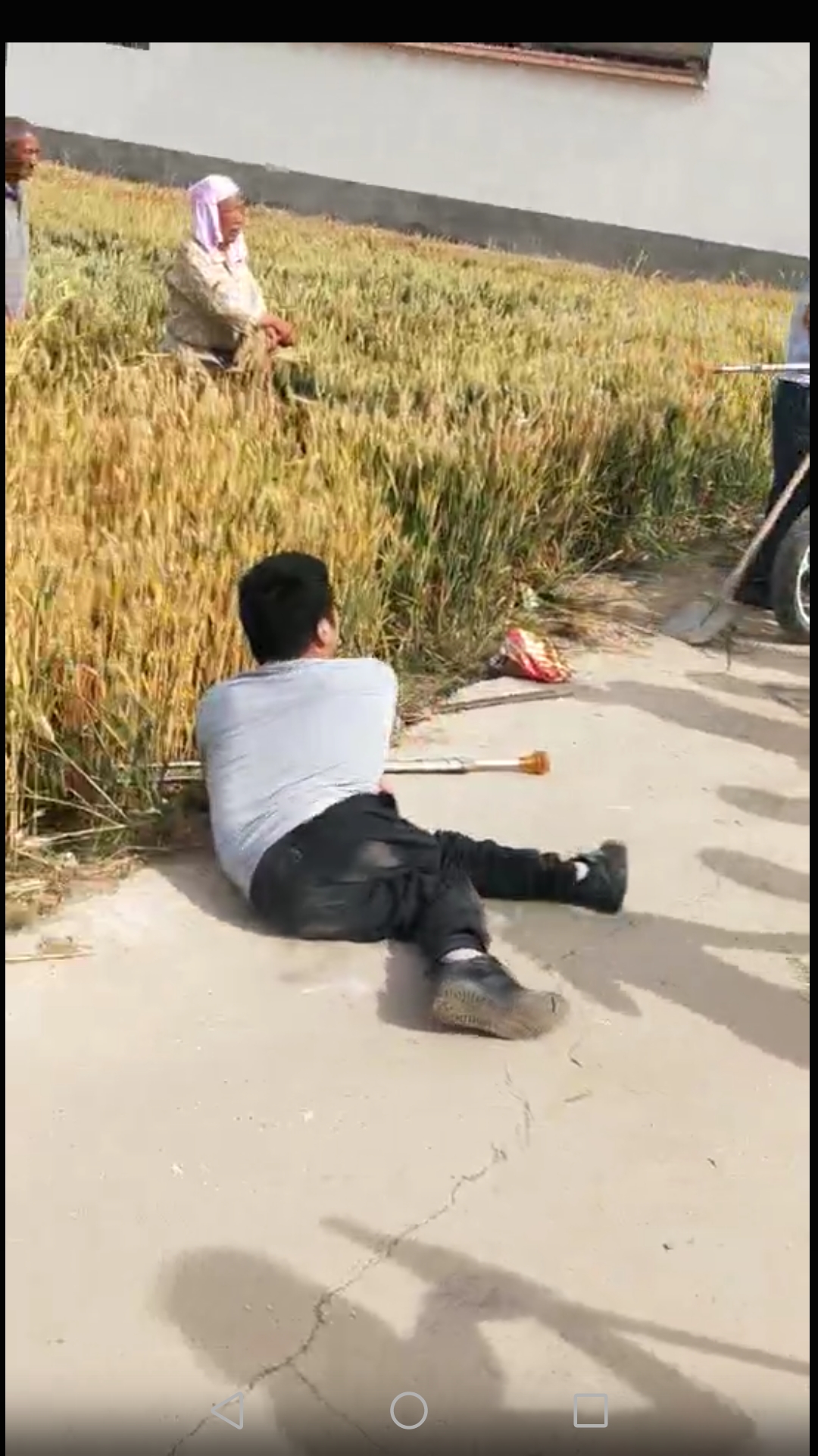 用拐杖打人