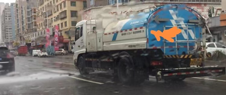 风雨中的洒水车