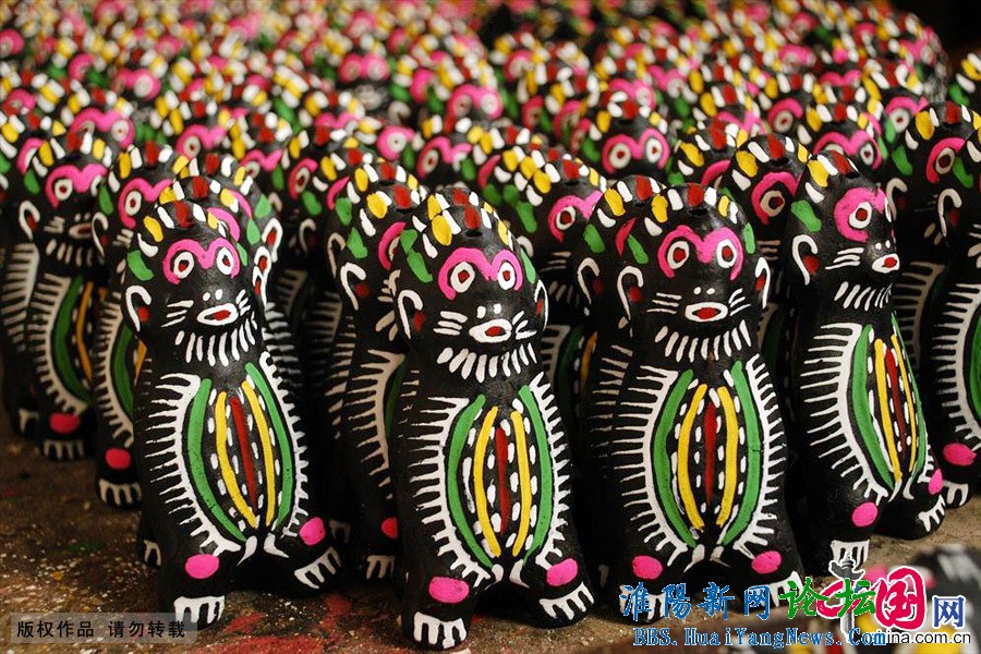 “泥泥狗”是用胶泥捏制而成，都是有孔可吹，声音悠远明亮。中国网图片库 杨正华/摄
