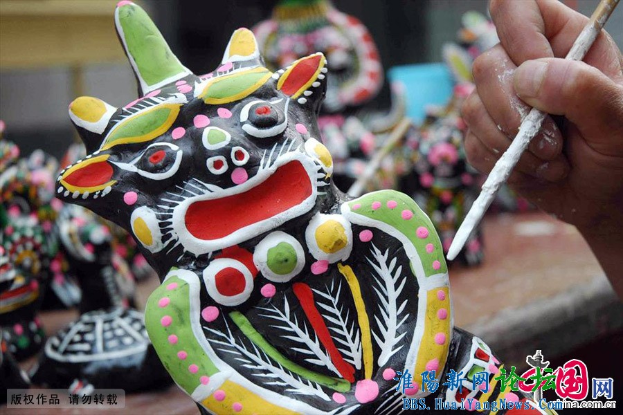 淮阳泥泥狗的塑造与绘制跟祭祖、娱神、祈子的目的相联系。它的纹饰图样实质上都是一些生殖符号，是由生殖器官抽象变形而来的一些近似于符号样的花纹。中国网图片库 杨正华/摄