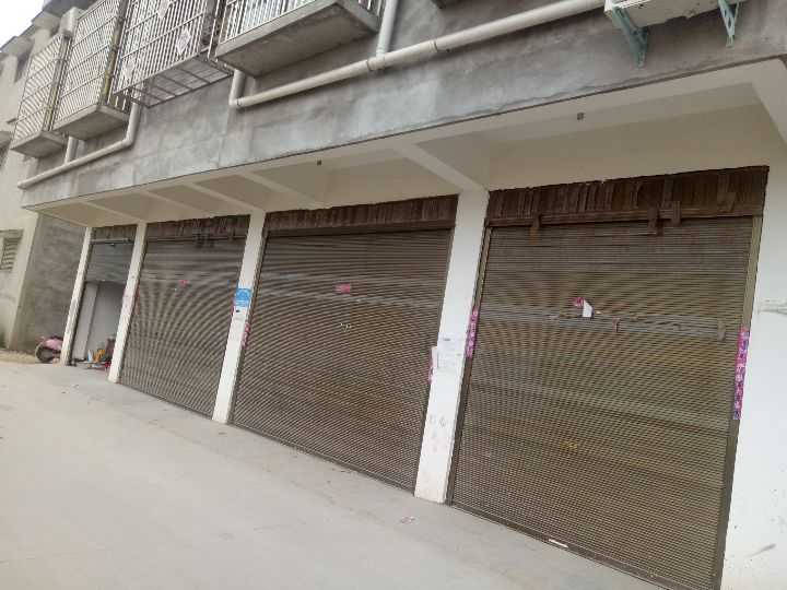 一楼四间门面仓库,面积145平方.
